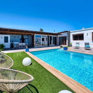 Macher Piscina Y Bar Piscina Тиас
